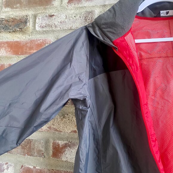 The North Face Boys Rain Jacket/Windbreaker with Hood, Gray, Size XL-18/20. - Picture 5 of 12